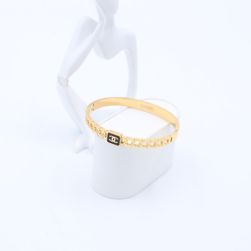 سوار جنزير لون ذهبي بتفاصيل أسود