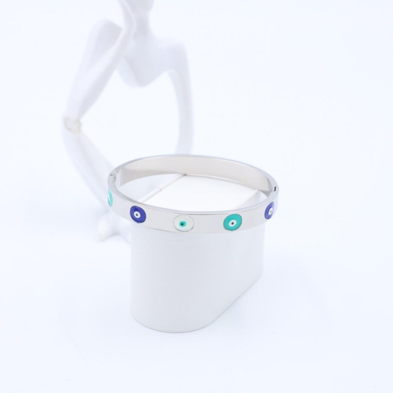 سوار عريض لون فضي بتصميم عيون