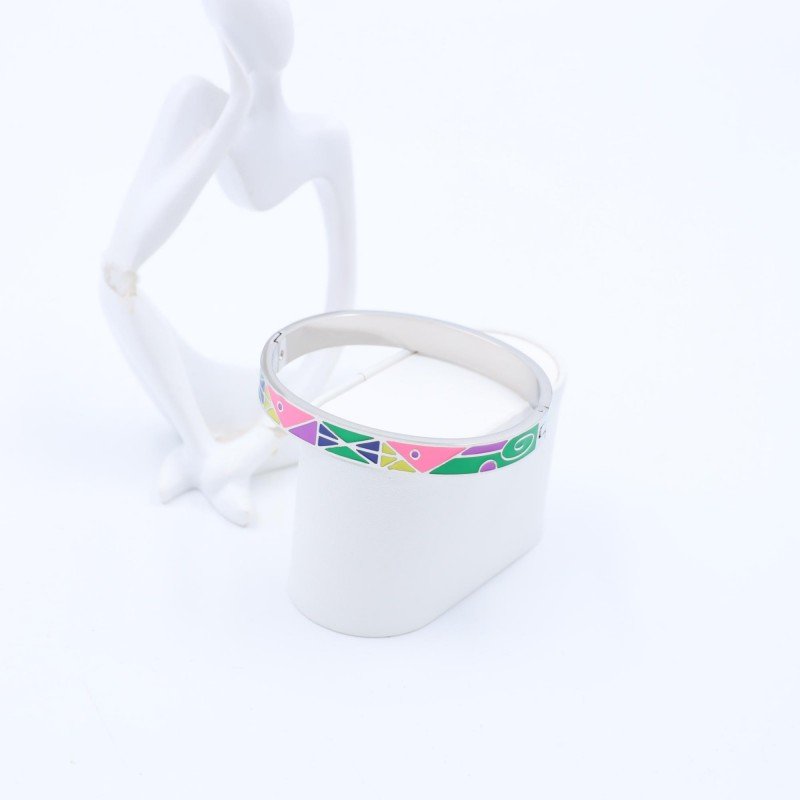 سوار عريض لون فضي بنقوش ملونة