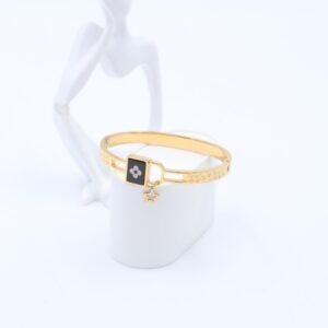 سوار لون ذهبي بتصميم قفل ونجمه مع تفاصيل أسود