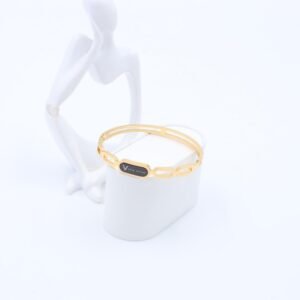 سوار لون ذهبي مع تفاصيل أسود