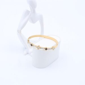 سوار لون ذهبي مع زركون فضي ووردات أبيض وأسود