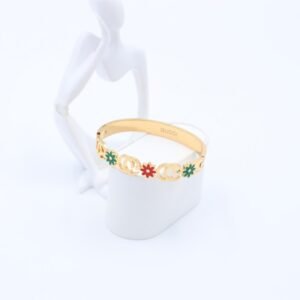 سوار لون ذهبي مع ورود لون أحمر وأخضر