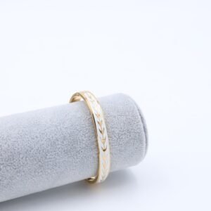 سوار لون ذهبي وأبيض بتصميم سبلة