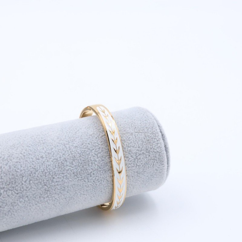 سوار لون ذهبي وأبيض بتصميم سبلة