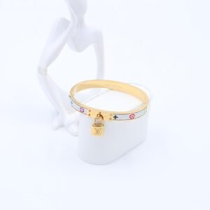 سوار لون ذهبي وأبيض بتصميم قفل