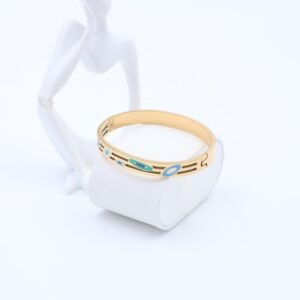 سوار لون ذهبي وتفاصيل أزرق