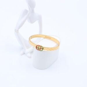 سوار لون ذهبي بتفاصيل أحمر وأخضر