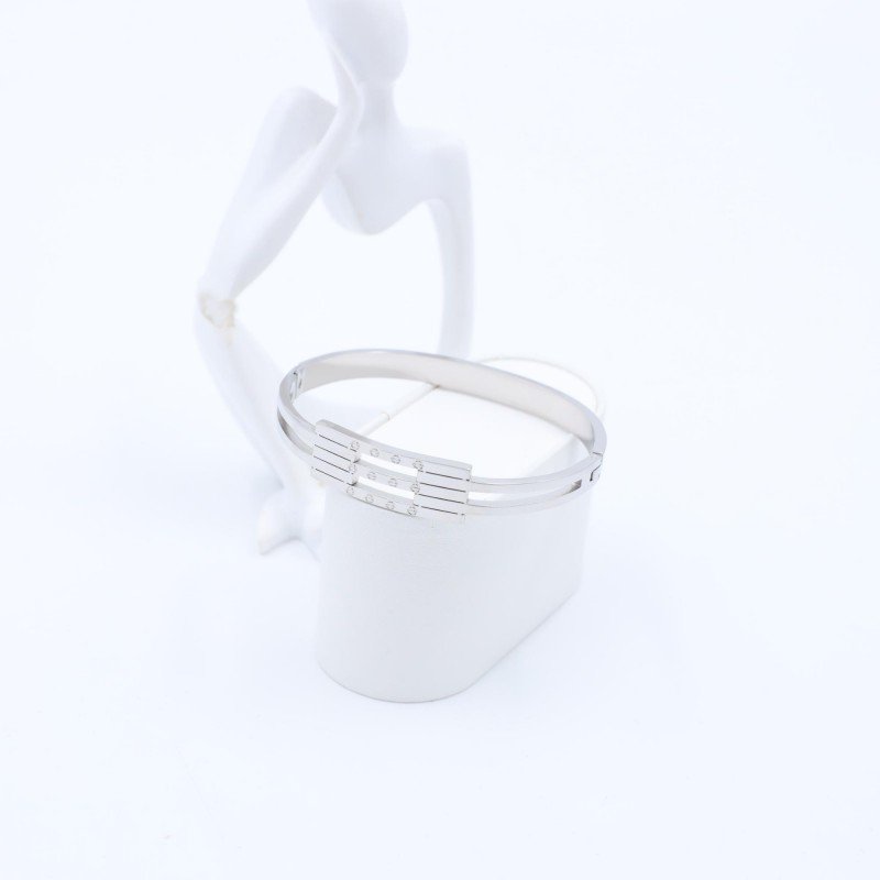 سوار لون فضي