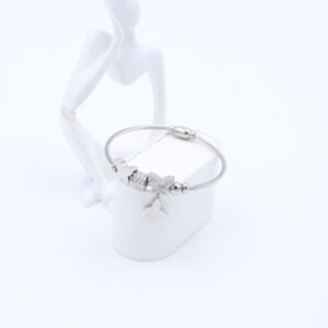 سوار لون فضي بتصميم فراشات