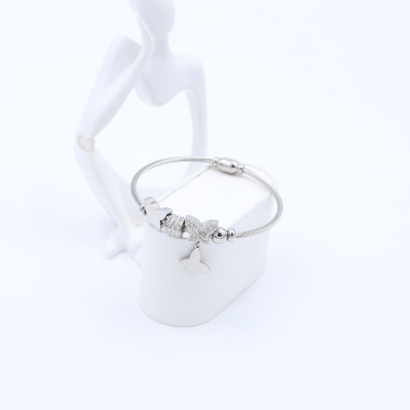 سوار لون فضي بتصميم فراشات