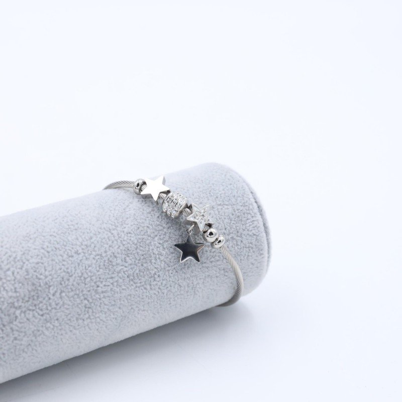 سوار لون فضي بتصميم نجوم
