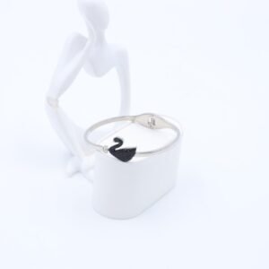 سوار لون فضي بتصميم وزه زركون أسود