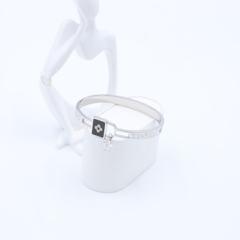 سوار لون فضي بصميم قفل ونجمة