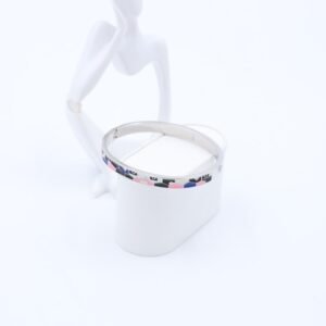 سوار لون فضي بنقوش ملونة