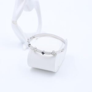 سوار لون فضي مع زركون فضي بتصميم وردات أسود وأبيض