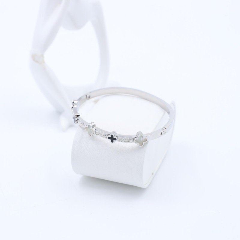 سوار لون فضي مع زركون فضي بتصميم وردات أسود وأبيض