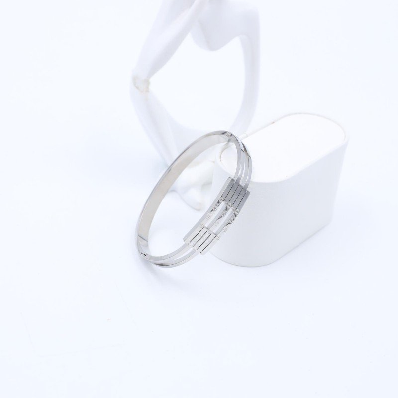 سوار لون فضي