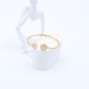 سوار مفتوح لون ذهبي بتصميم وردة