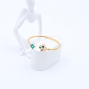 سوار مفتوح لون ذهبي بتصميم وردة برسيم ملونة