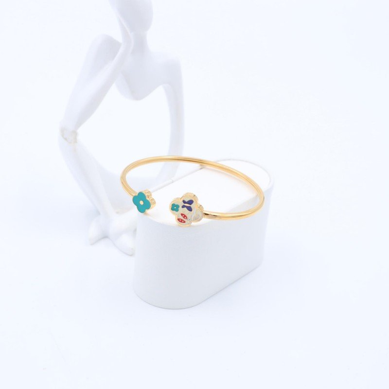 سوار مفتوح لون ذهبي بتصميم وردة برسيم ملونة