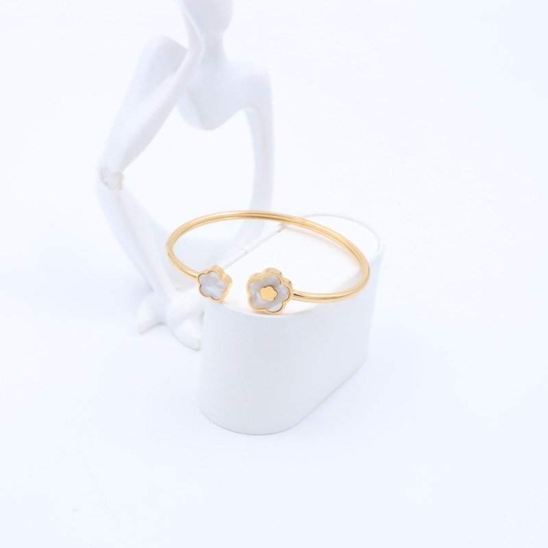 سوار مفتوح لون ذهبي بتصميم وردة