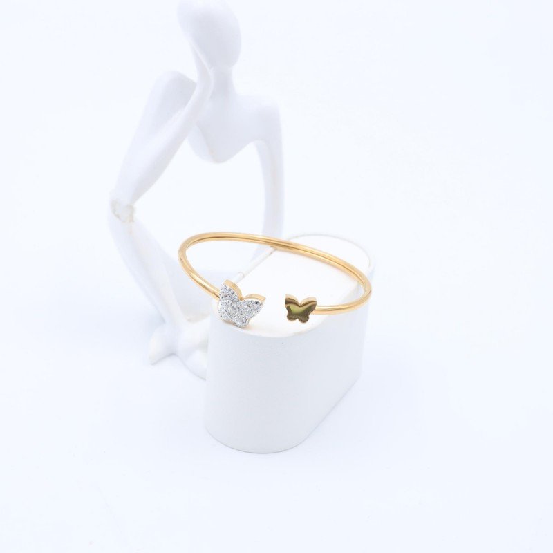 سوار مفتوح لون ذهبي تصميم فراشات زركون فضي