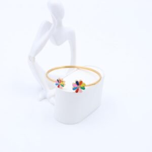 سوار مفتوح لون ذهبي تصميم وردات ملونة