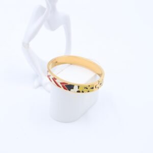 سوارعريض لون ذهبي وتفاصيل أحمر وأبيض وأسود