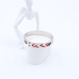 سوارعريض لون فضي بنقوش أسود وأبيض وأحمر