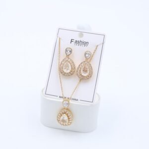 طقم حلق كرستال بتصميم دمعه أبيض مع سلسال بتصميم دمعة كريستال أبيض لون ذهبي