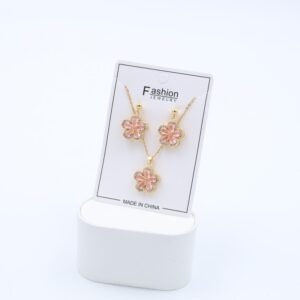 طقم حلق كرستال بتصميم وردة زهري مع سلسال بتصميم وردة كرستال زهري لون ذهبي