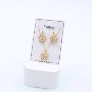 طقم حلق كرستال بتصميم وردة كريستال أبيض مع سلسال بتصميم وردة كريستال أبيض لون ذهبي