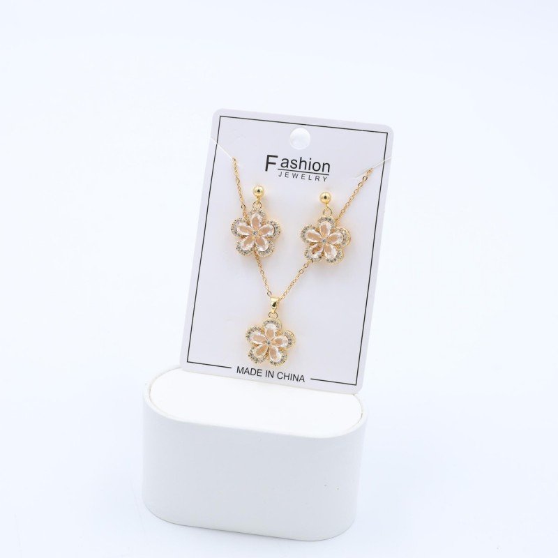 طقم حلق كرستال بتصميم وردة كريستال أبيض مع سلسال بتصميم وردة كريستال أبيض لون ذهبي