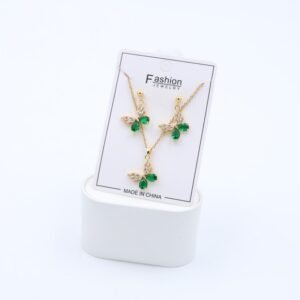 طقم حلق كرستال ذهبي بتصميم فراشة لون أخضر مع سلسال بتصميم فراشة لون أخضر