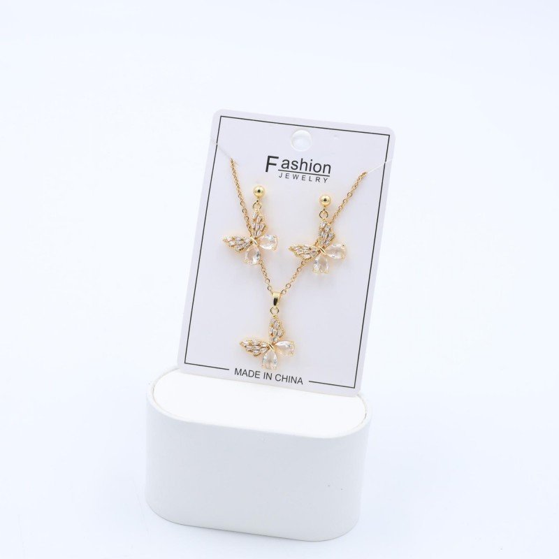 طقم حلق كرستال ذهبي بتصميم فراشة مع سلسال بتصميم فراشة