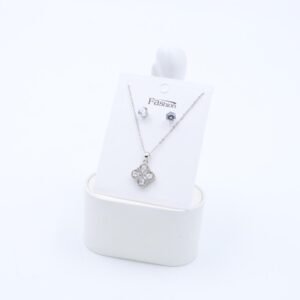 طقم حلق كرستال فضي مع سلسال بتصميم وردة