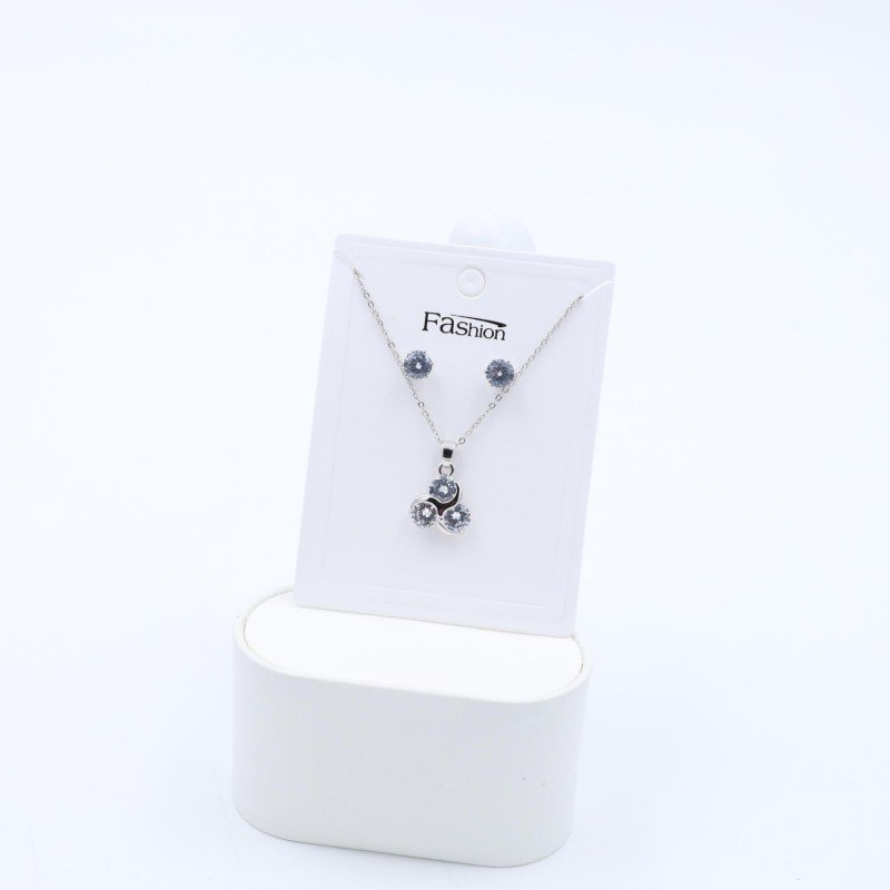 طقم حلق كرستال فضي مع سلسال بتصميم وردة