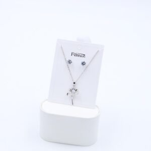 طقم حلق كريستال فضي مع سلسال بتصميم وردة