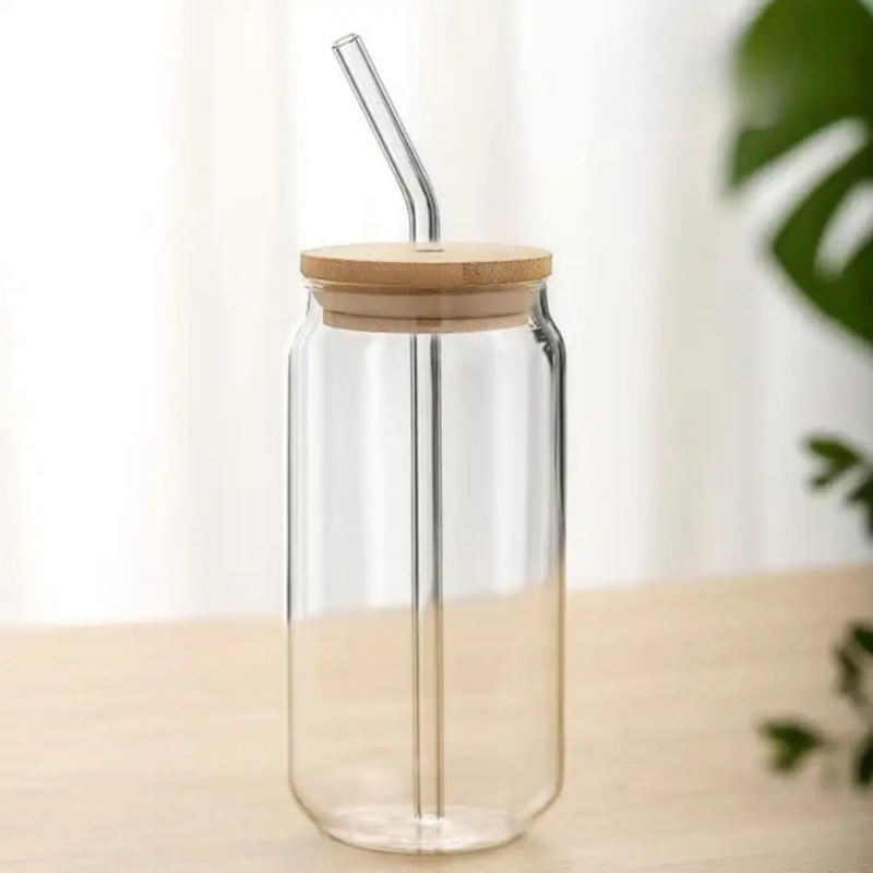 كاسة زجاج مع غطاء خشب ومصاصة