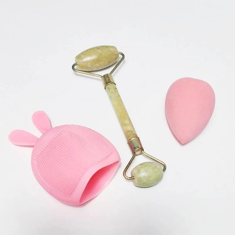 مجموعة مكياج -  بيوتي بلندر وديرما رولر وسيليكون يدوي لتنظيف الفراشي