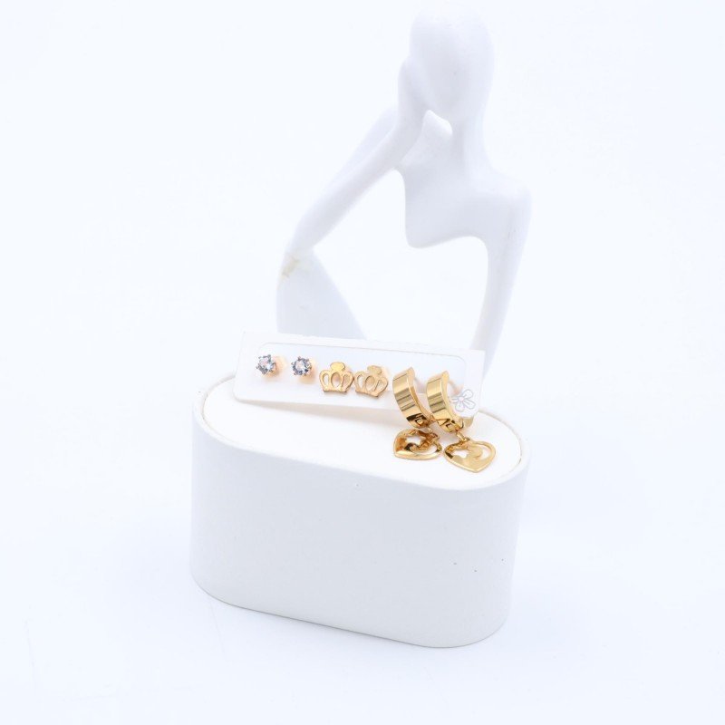 مجموعة مكونة من 3 حلوق شكل دائري وتاج وقلب لون ذهبي