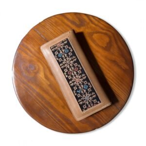 محفظة ستاتي من الجلد الطبيعي البقري مطرزة بالتطريز الفلسطيني مقاس 20×9.5 سم لون بيج