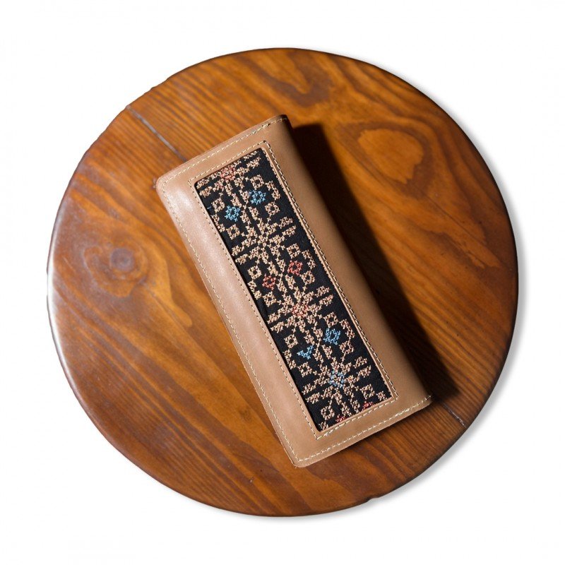 محفظة ستاتي من الجلد الطبيعي البقري مطرزة بالتطريز الفلسطيني مقاس 20×9.5 سم لون بيج