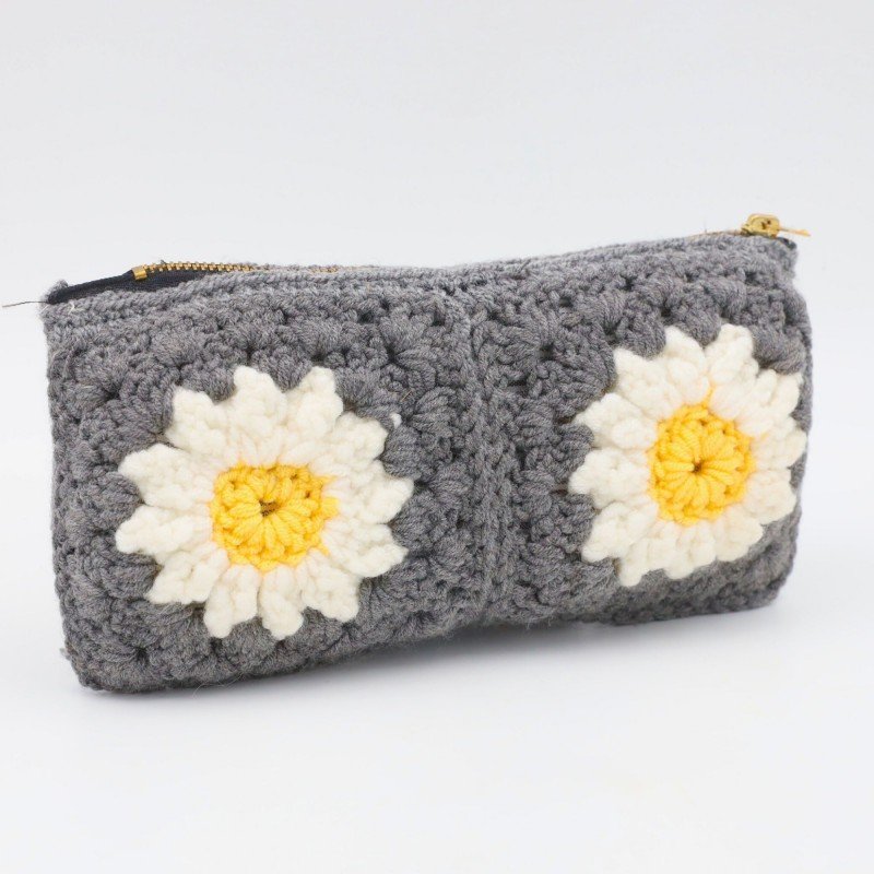 مقلمة صوف مربعات لون سكني وأبيض - نكشة فن