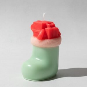 شمعة كريسماس معطرة على شكل بوت لون أخضر و شبرة أحمر