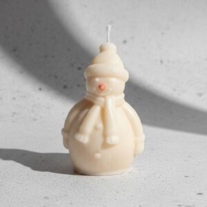 شمعة كريسماس معطرة على شكل رجل ثلج لون أبيض و شبرة أحمر