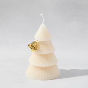 شمعة كريسماس معطرة على شكل شجرة حجم صغير مع جرس ذهبي لون أبيض مع شبرة أبيض