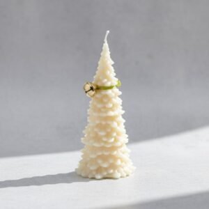 شمعة كريسماس معطرة على شكل شجرة حجم كبير مع جرس ذهبي لون أبيض وشبرة أخضر