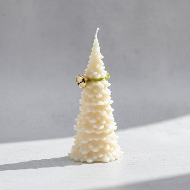 شمعة كريسماس معطرة على شكل شجرة حجم كبير مع جرس ذهبي لون أبيض وشبرة أخضر